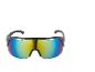 Sonnenbrille mit großem Rahmen und regenbogenfarbenen Gläsern.