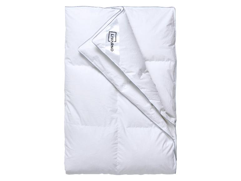 Gefaltete weiße Bettdecke mit Livarno-Etikett