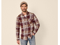 Mann in kariertem Flanellhemd, weißem T-Shirt und Jeans mit Mütze.