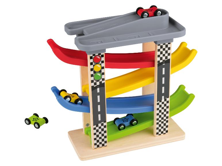 Holzrennbahn mit bunten Autos und Ampel.