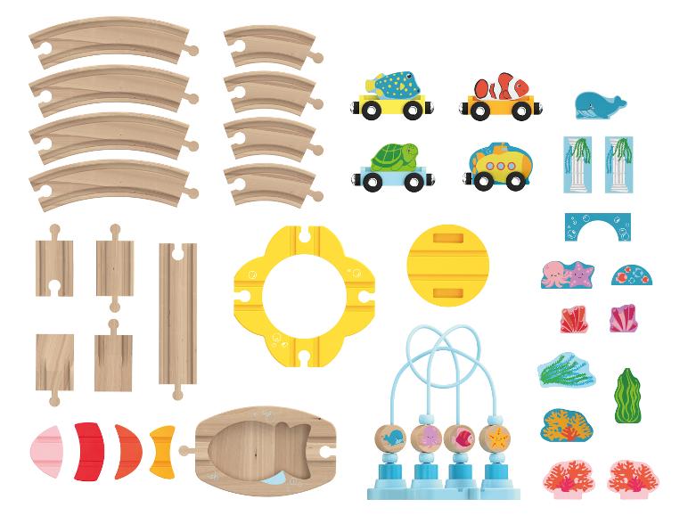 Holzspielset mit Meeresthema, mit Eisenbahnschienen, Fahrzeugen und Zubehör.
