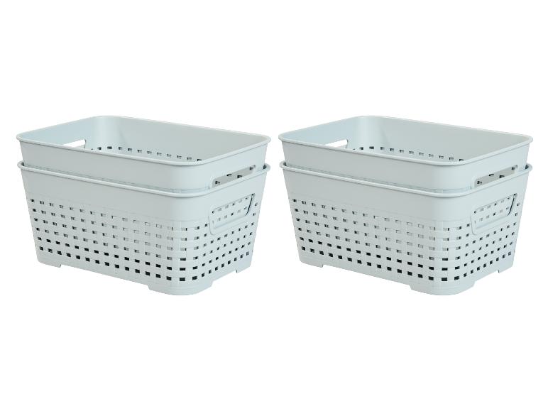 Hellgraue rechteckige geflochtene Plastikkörbe, übereinander gestapelt.