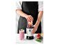 Eine Person bereitet einen Frucht-Smoothie in einem Bergner Mixer zu.