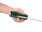 Hand hält grünen Kabelabisolierer mit eingeführtem weißem Kabel