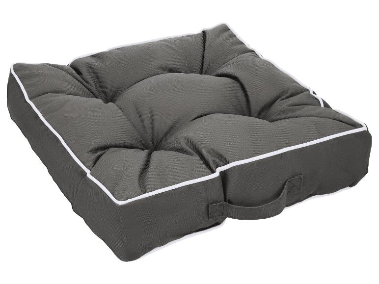 Dunkelgraues getuftetes Sitzkissen mit weißer Paspel und Tragegriff.