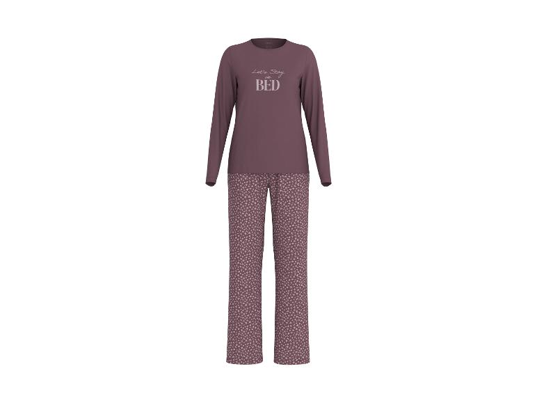 Pflaumenfarbener Damenpyjama mit Langarmshirt 'Let's Stay in BED' und floral gemusterter Hose.