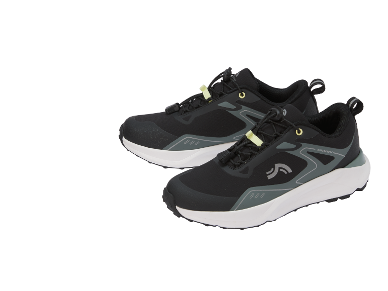 Ein Paar schwarze Sportschuhe mit weißen Sohlen und gelben Details.
