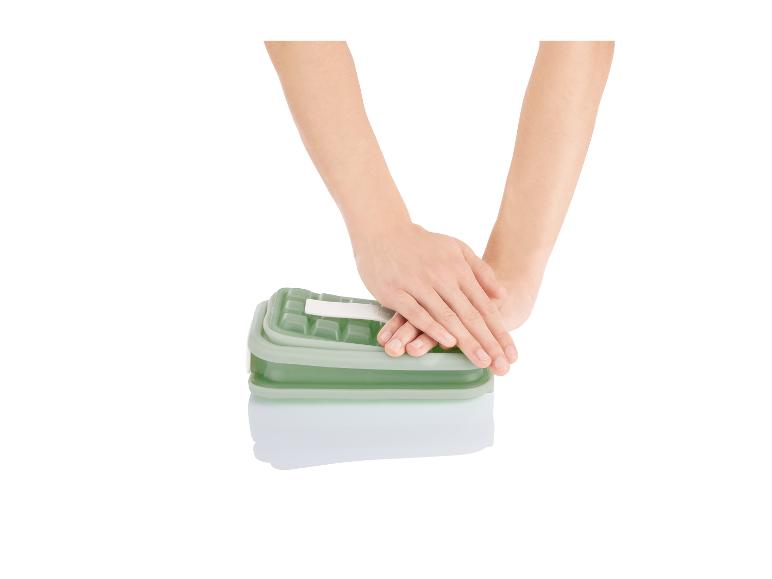 Grüne faltbare Eiswürfelform, ideal für die Küche.