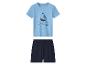 Kinder-Set mit hellblauem T-Shirt mit Bootsmotiv und dunkelblauer kurzer Hose.