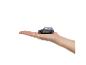 Mini-Spielzeugauto auf einer Handfläche