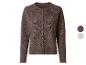 Braune Damen-Strickjacke mit Knöpfen, daneben Farbmuster