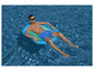 Mann in Badehose liegt auf einem Bestway-Schwimmbeckenstuhl im Pool.