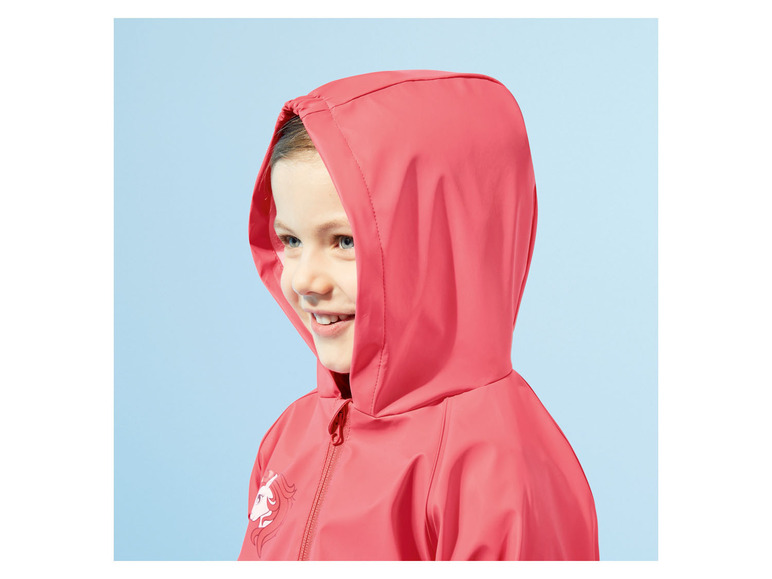 Ein rosafarbener Regenmantel mit Kapuze für Mädchen, mit einem Einhorn-Druck.