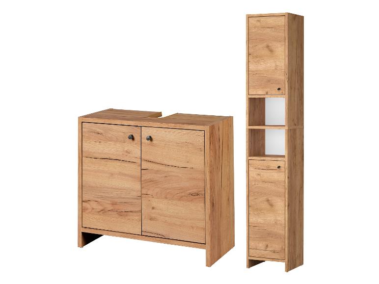 Badezimmermöbel-Set mit einem Waschtischunterschrank und einem Hochschrank in heller Holzoptik.