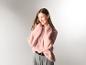 Eine Frau in einem rosa ESMARA Mohair-Mix-Premium-Pullover und einer grauen Hose.