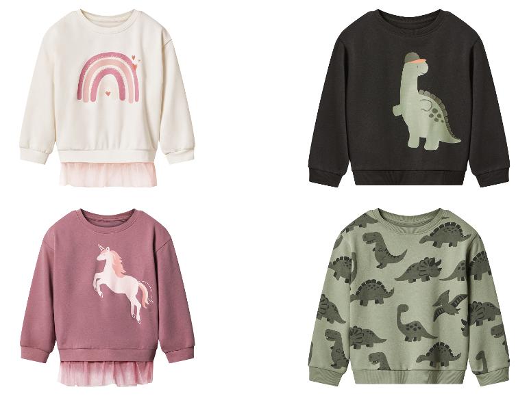 Kinder-Sweatshirts: ein cremefarbenes mit Regenbogen, ein schwarzes mit Dinosaurier, ein mauvefarbenes mit Einhorn und ein grünes mit Dinosaurier-Print.