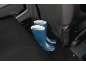 Blaue Gummistiefel auf einem schwarzen Autositzschoner.