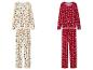 Zwei Weihnachtspyjama-Sets: eines cremefarben mit Weihnachtsbäumen und Lebkuchenmännern, eines rot mit Schneeflocken und Schleifen.