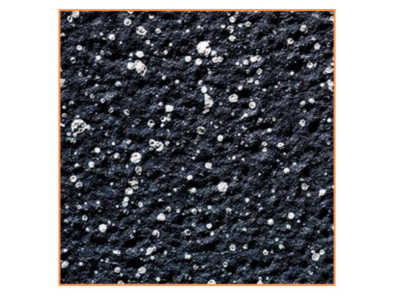 Nahaufnahme einer dunklen, strukturierten Oberfläche mit kleinen, glänzenden Flecken