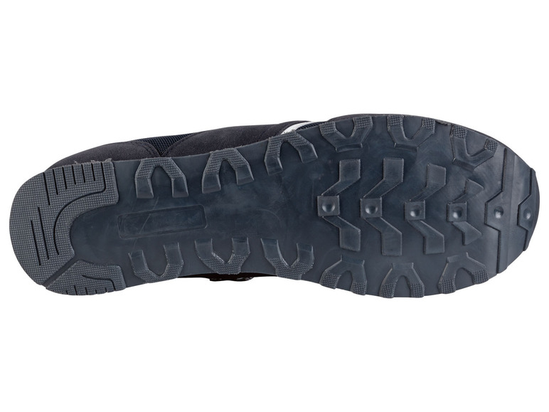 Die Sohle eines schwarzen Sneakers.