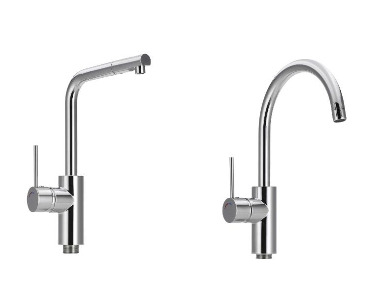Zwei glänzende Chrom-Küchenarmaturen mit Einzelgriff, eine mit geradem und eine mit gebogenem Auslauf.