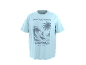 Hellblaues T-Shirt mit grafischem Aufdruck eines Surfers auf einer Welle, Palmen und dem Text 'RIDE THE WAVES CALIFORNIA PACIFIC VIBES'.