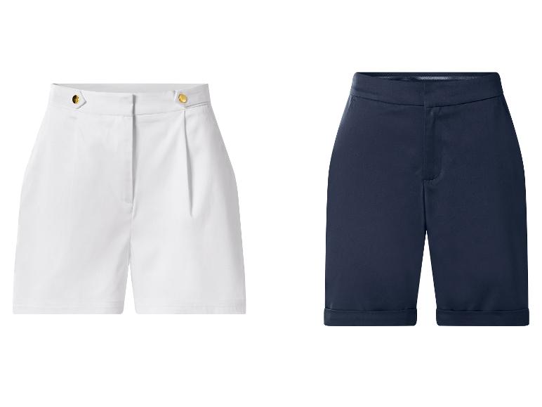 Zwei Shorts: eine weiße mit goldenen Knöpfen, eine marineblaue mit umgeschlagenen Säumen.