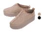 Beige Wildleder-Hausschuhe mit dicker Sohle, auch in Schwarz erhältlich.