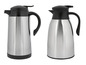 Zwei silberne Thermoskannen mit schwarzen Griffen und Deckeln.