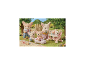 Familie von Plüschtierfiguren spielt in einem Garten mit Sandkasten und Kinderwagen.