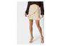 Beige Rüschenrock und brauner Pullover: eleganter, femininer Look.