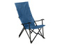 Ein blauer Campingstuhl mit Armlehnen.