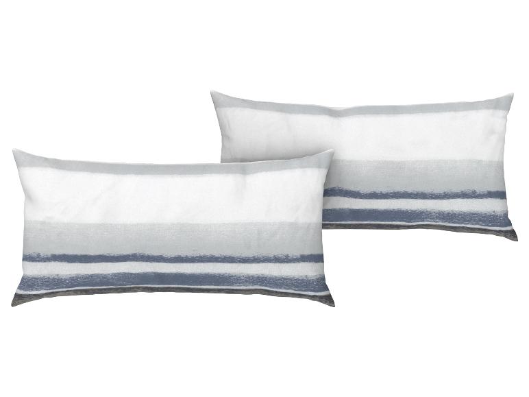 Zwei Kissen mit einem gestreiften Muster in Grau und Blau.