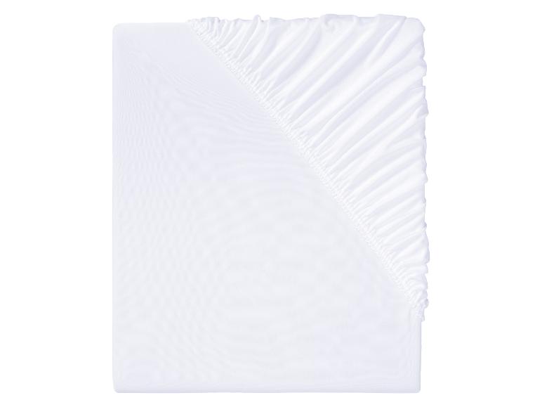 Ein weißes, glattes Spannbettlaken.