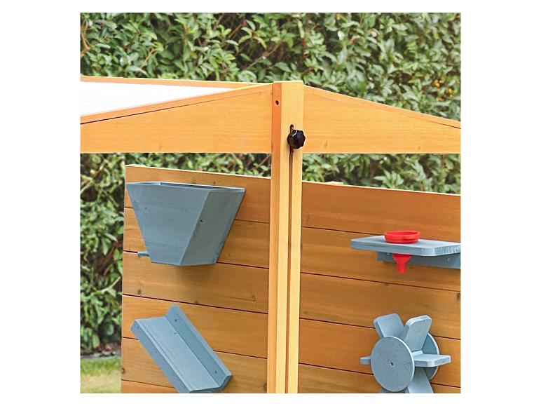 Hölzerne Outdoor-Spielküche mit Wasserelementen wie Trichter, Rinne und Wasserrad.