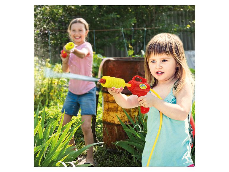 Kinder spielen mit Wasserpistolen im Garten.