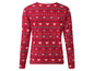 Ein rotes Langarmshirt mit Weihnachtsmuster.