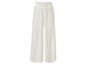 Weiße, weite Hose mit elastischem Bund.