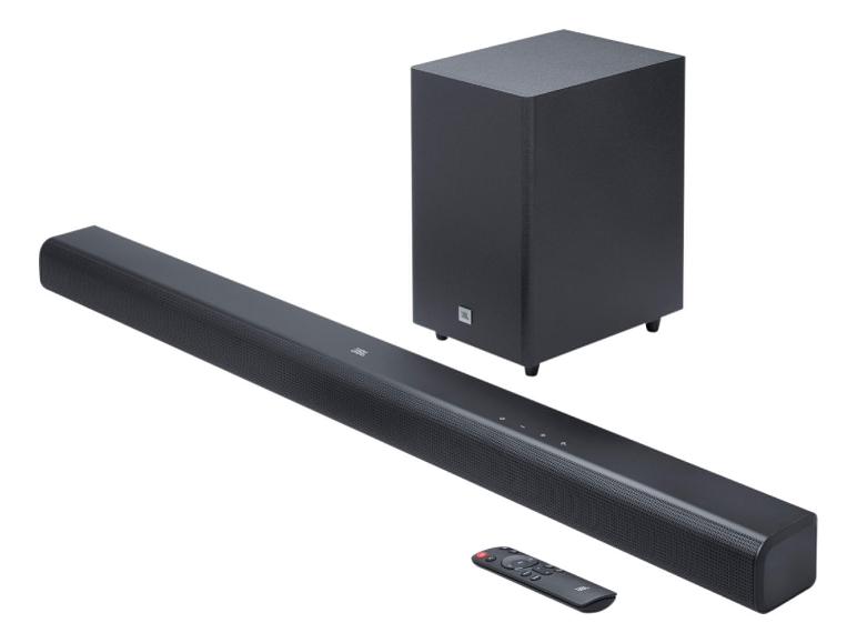 JBL Audiosystem mit Soundbar, Subwoofer und Fernbedienung auf weißem Hintergrund