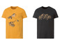 Zwei T-Shirts mit Berg-Print, eines in Gelb und eines in Schwarz.