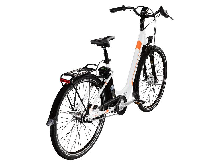 Weißes und oranges E-Bike mit Gepäckträger und Lichtern.