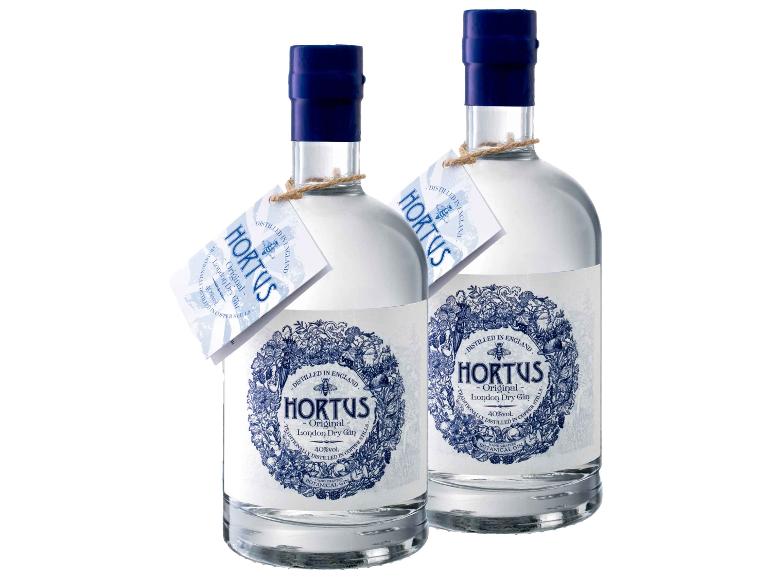 Zwei Flaschen London Dry Gin, 40% Vol., mit blau-weißen botanischen Etiketten.