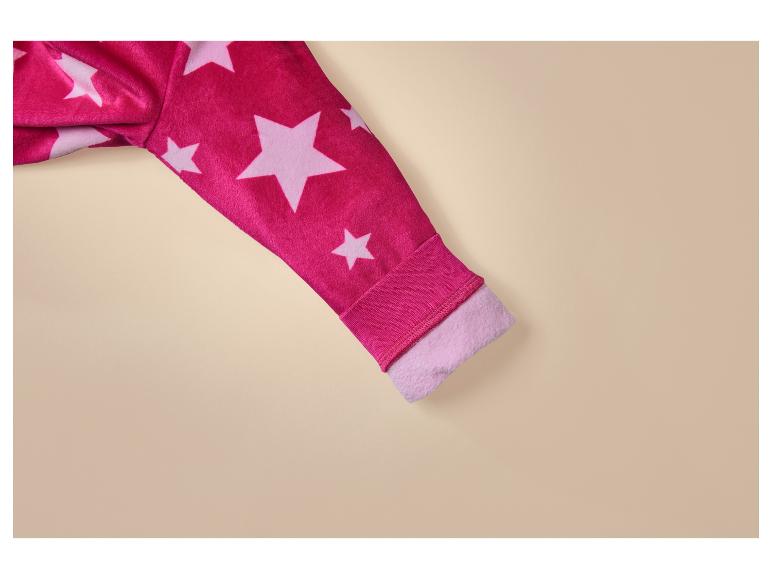 Ein rosa Fleece-Pullover mit weißen Sternen