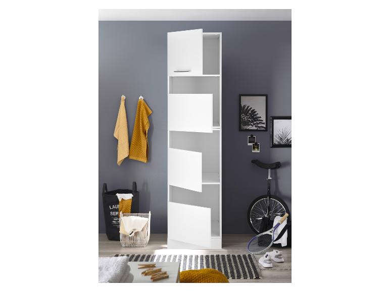Weißer Schrank mit offenen Türen und Regalen, Handtücher, Wäschekorb und Sportausrüstung.
