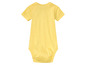 Ein gelber Baby-Body mit kurzen Ärmeln.