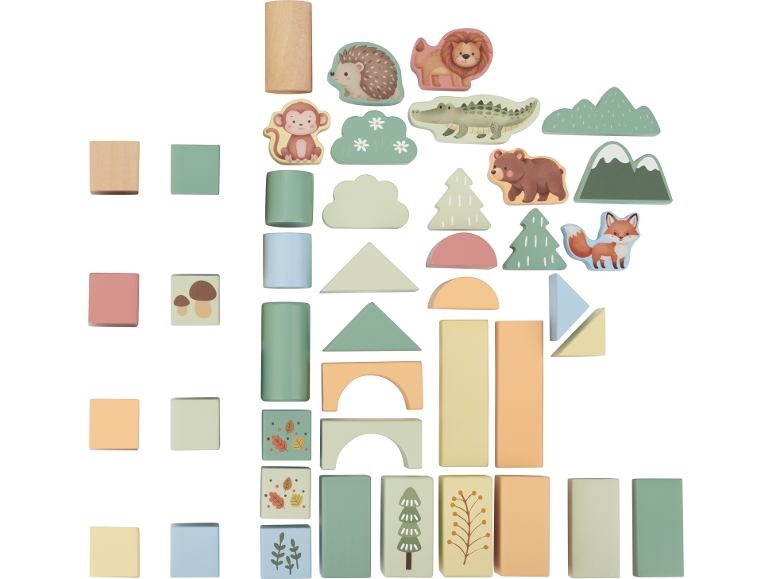 Holzbausteine und Figuren mit Tier- und Naturmotiven, darunter Löwe, Fuchs und Bäume.