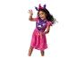 Mädchen in lila-rosa Kleid mit Skye von Paw Patrol-Motiv und Hexenhut-Haarreif.