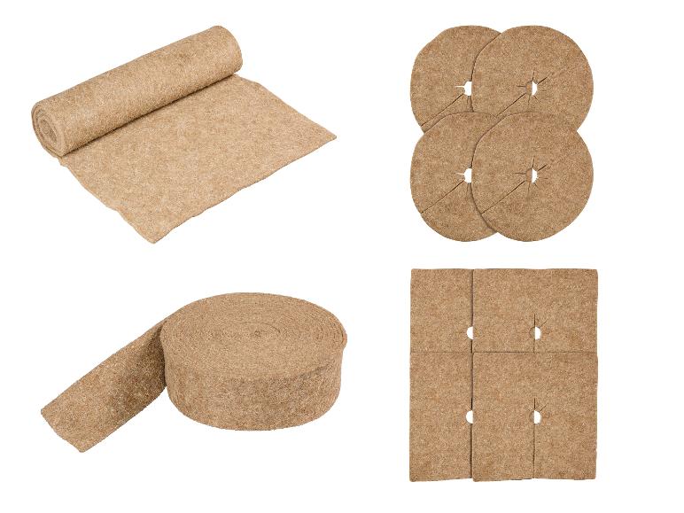 Verschiedene Formen von Unkrautvlies, darunter eine Rolle, eine aufgerollte Matte, runde und quadratische Stücke.