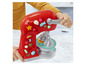 Ein Kind spielt mit einem Play-Doh-Mixer und formt Teig.