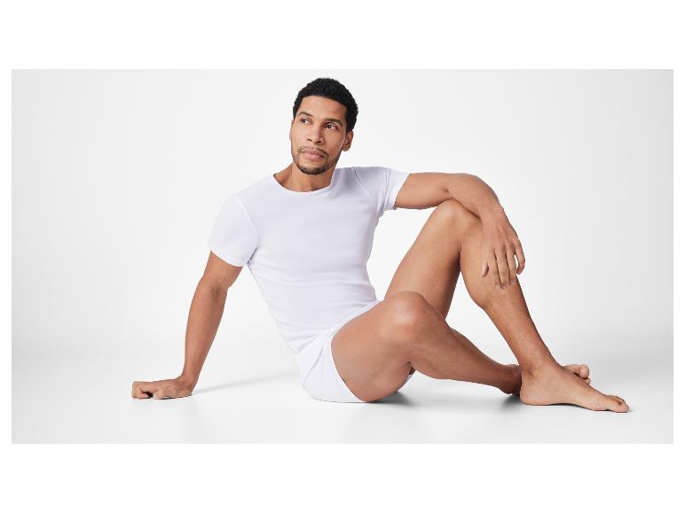 Mann in weißer Unterwäsche: T-Shirt und Unterhose.